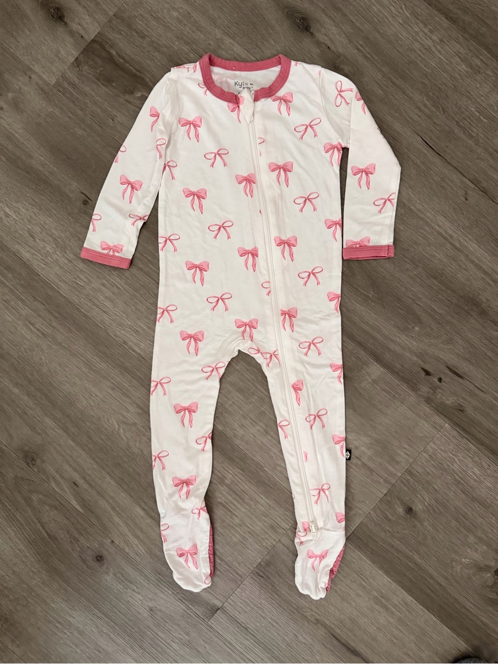 Kyte BABY Baby Girls Bamboo Bow Print Zip Front Footie Size 6-12 months